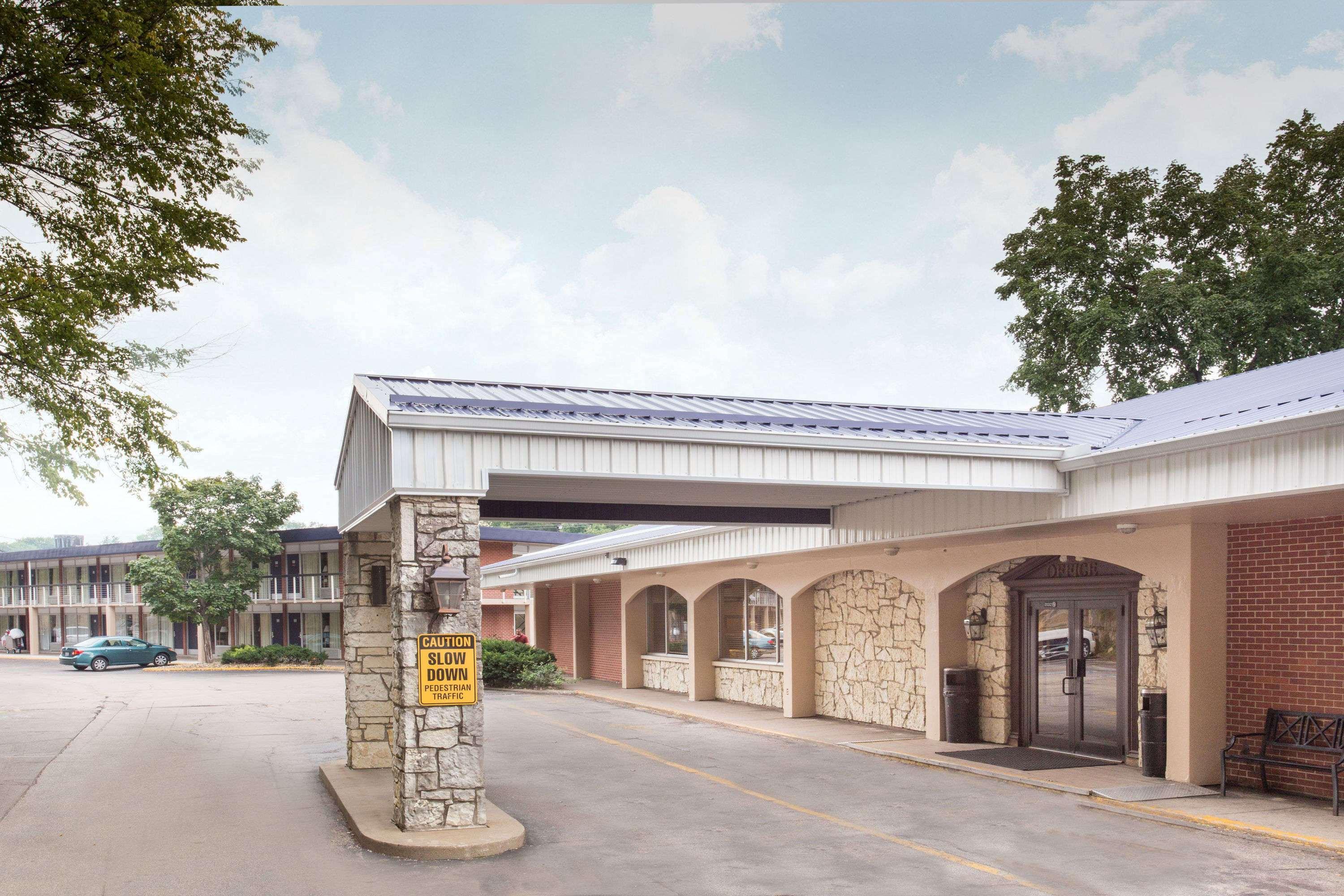 Days Inn By Wyndham Dubuque Eksteriør bilde
