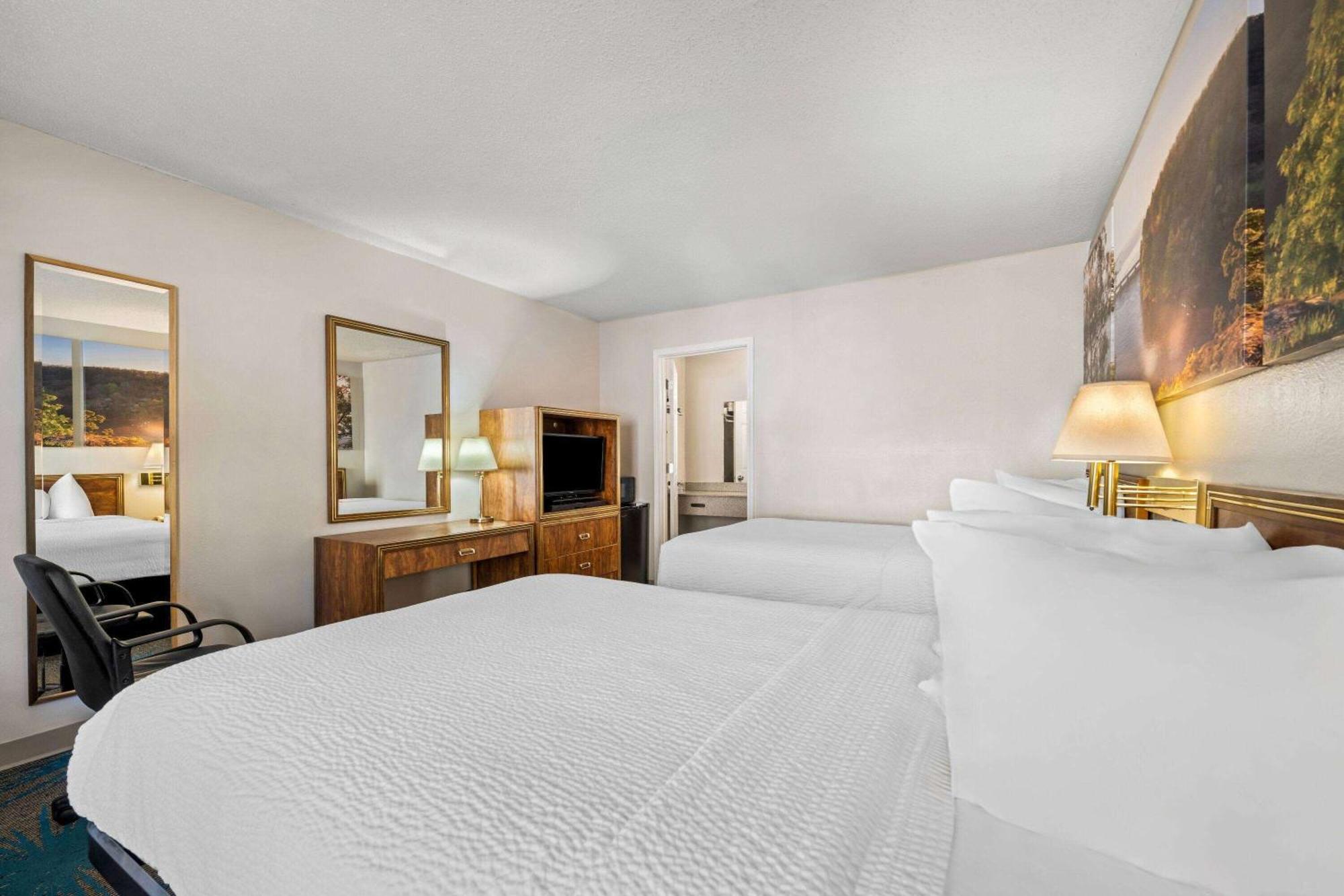 Days Inn By Wyndham Dubuque Eksteriør bilde