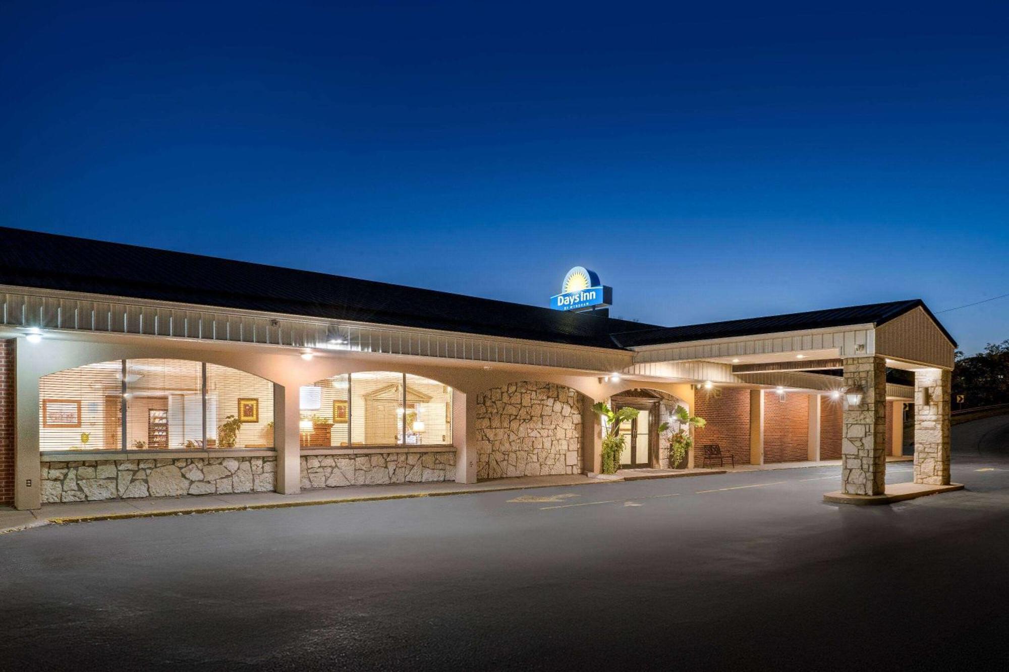 Days Inn By Wyndham Dubuque Eksteriør bilde
