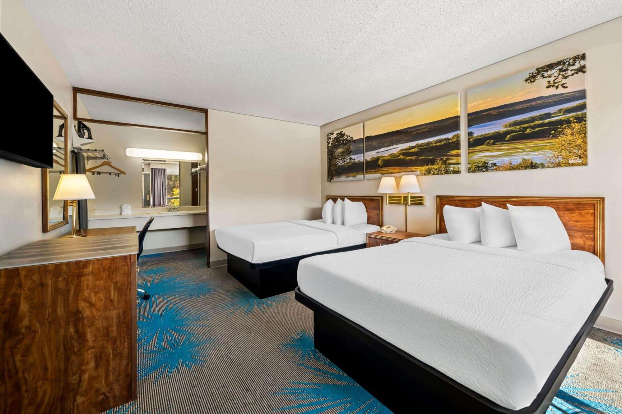 Days Inn By Wyndham Dubuque Eksteriør bilde