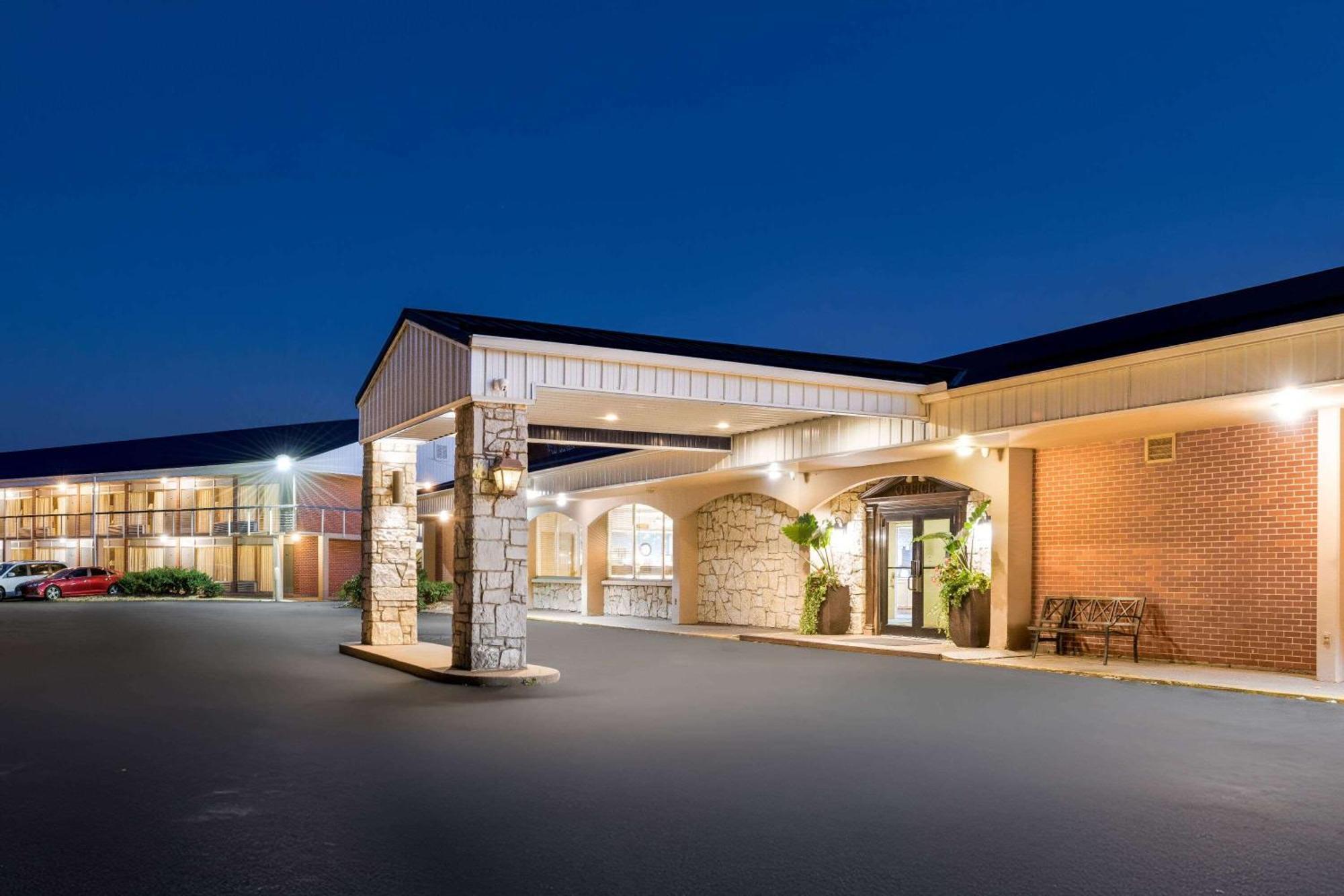 Days Inn By Wyndham Dubuque Eksteriør bilde